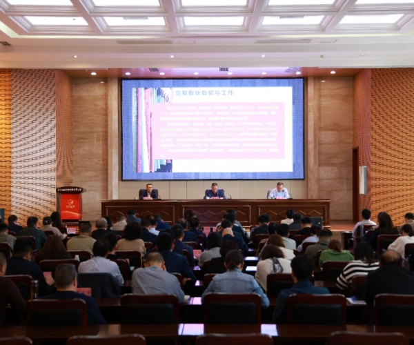 稳扎稳打，，，，，，一连开拓奋进；；；； 思绪立异，，，，，，力争优质生长