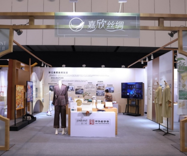 第一娱乐丝绸亮相首届浙江省历史经典工业展
