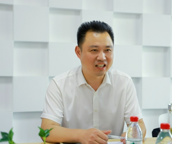 嘉兴国家高新区管委会俞春明主任调研第一娱乐丝绸，，，，，，为生长鼓劲?